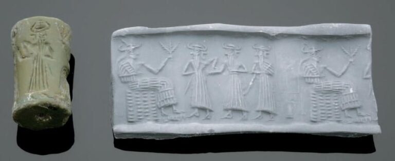 Sceau cylindre présentant trois personnages devant une déesse Nissaba portant un long mantea