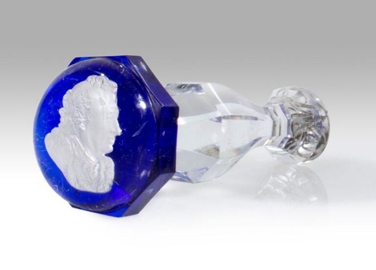 Sceau de forme balustre en cristal taillé à côtes plates, la prise à fond bleu orné d'un cristallo-cérame représentant le profil droit de Beaumarchai