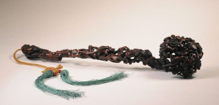 Sceptre en bois sculpté d’oiseaux et de fleur