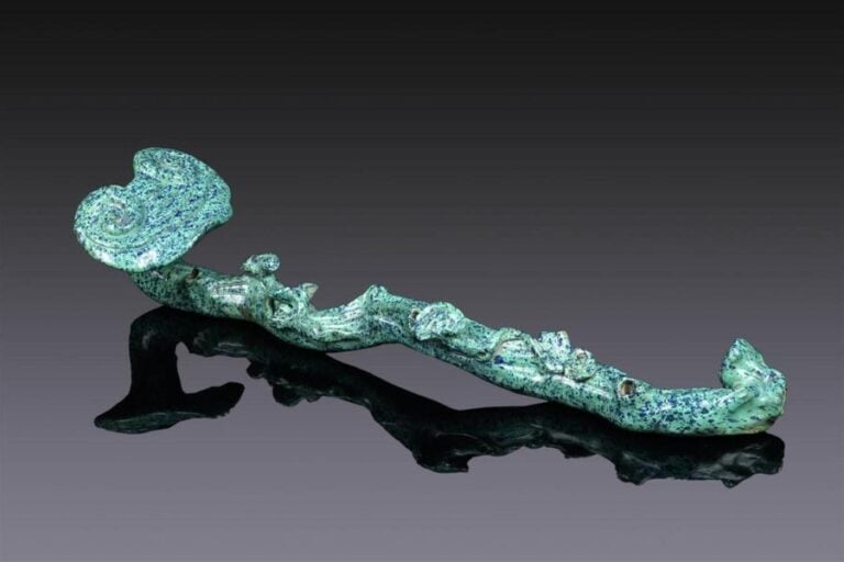 SCEPTRE RUYI EN PORCELAINE A L'EMAIL OEUF DE ROUGE-GORGE
