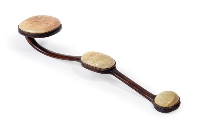 SCEPTRE RUYI GARNI DE PLAQUES DE SERPENTINE