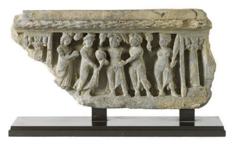 Schiste gris Art Gréco-bouddhique du Gandhara, Ier - IIIe siècle Hauteur: 17; Largeur: 32 cm Une guirlande florale court tout le long de la partie haut