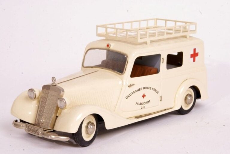 Schuco Ambulance Mercedes 170