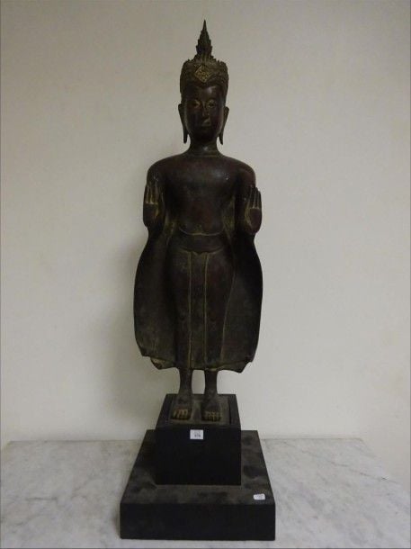 SCULPTURE D'UN BOUDDHA EN BRONZE DEBOUT LES MAINS EN DOUBLE ABHAYA MUDRA Sculpture moderne, style Birman Socle moderne join