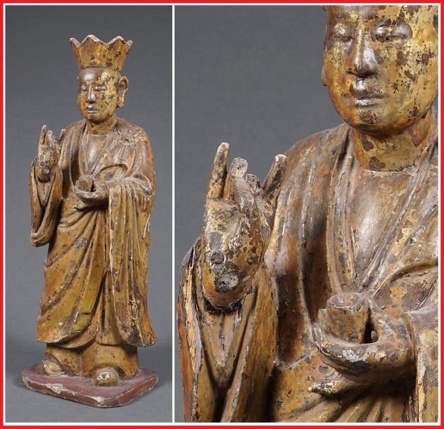 SCULPTURE D'UN MOINE EN BOIS LAQUE ROUGE ET OR
