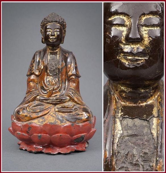 SCULPTURE DE BOUDDHA EN BRONZE LAQUE NOIR, ROUGE ET OR