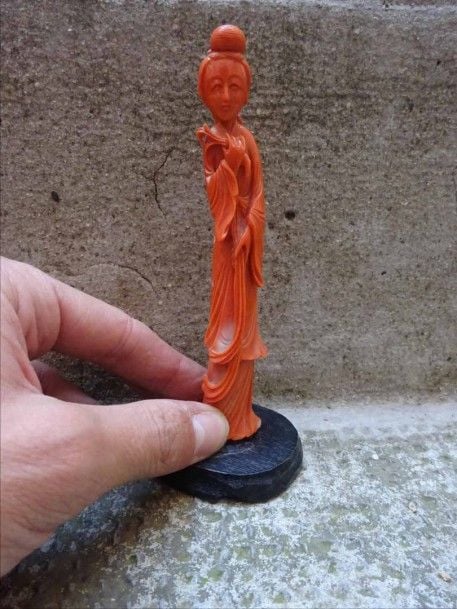 SCULPTURE DE GUAN YIN EN CORAIL ROUGE Chine Epoque XXe siècle (infimes éclats et manques