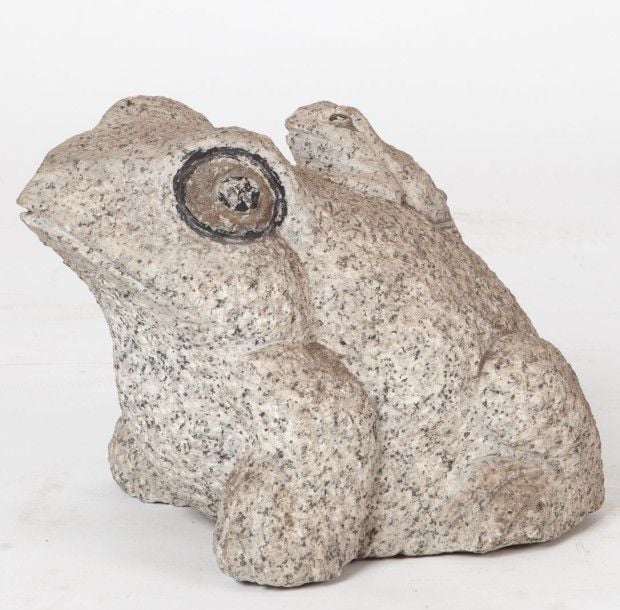 Sculpture de jardin en granit représentant un crapaud avec un enfant sur le do