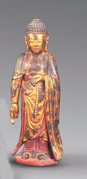 Sculpture en bois laqué et doré, représentant le Bouddha debout, les yeux mi clos, tenant un rosair
