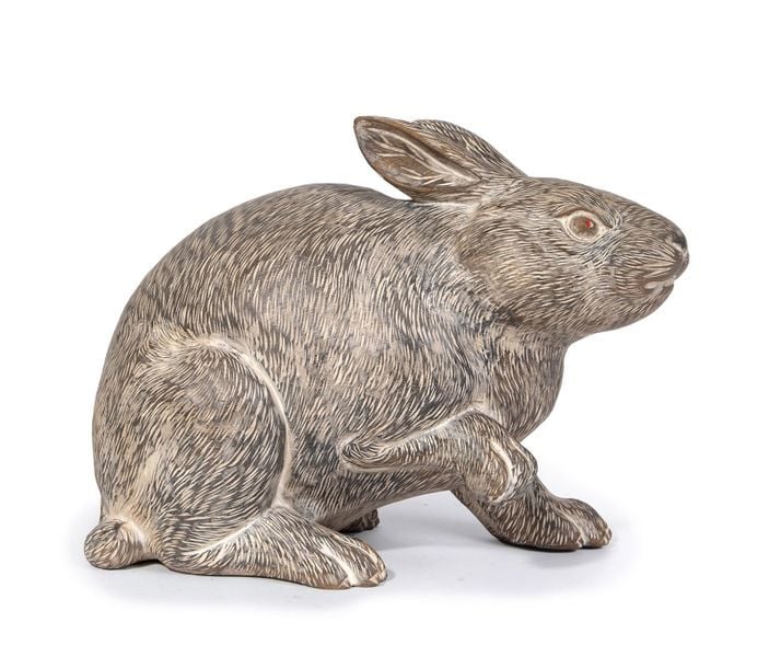 Sculpture en bois représentant un lapin à la fourrure méticuleusement sculpté