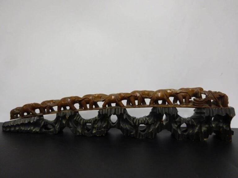 SCULPTURE EN BOIS REPRESENTANT UNE CARAVANE D'ELEPHANTS