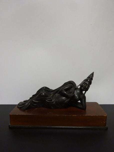 SCULPTURE EN BOIS REPRESENTANT UNE GUANYIN ALLONGEE