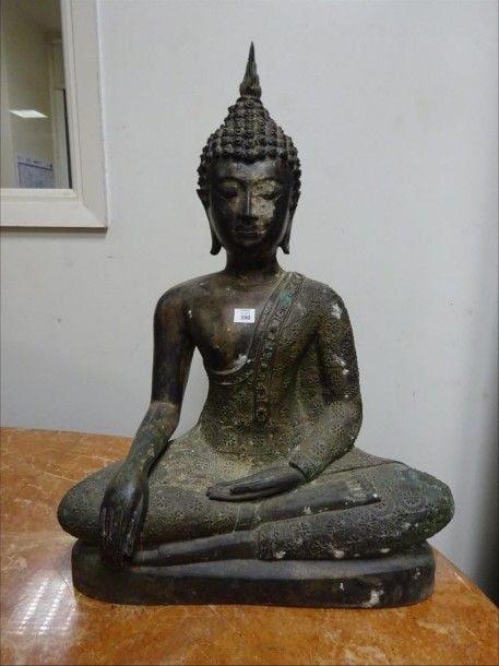 SCULPTURE EN BRONZE A PATINE VERTE D'UN BOUDDHA EN BHUMISPARSA-MUDRA De style, Sud-est asiatique 59 cm
