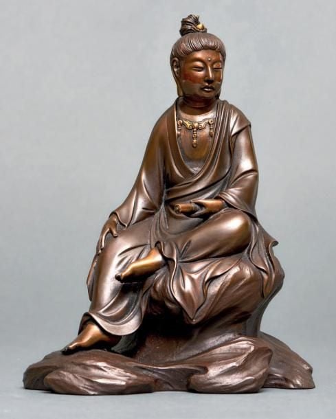 SCULPTURE en bronze représentant Bodhisattva Kannon assis sur un roche