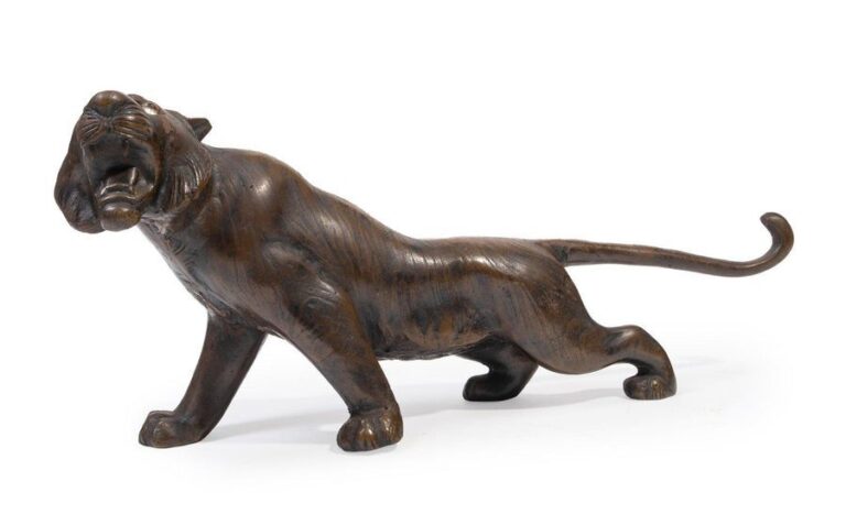 Sculpture en bronze représentant un tigre menaçant aux yeux incrusté