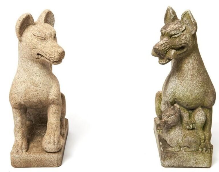 Sculpture en pierre minutieusement travaillèe reprèsentant un renard Inari (kitsune) avec un petit ses pied