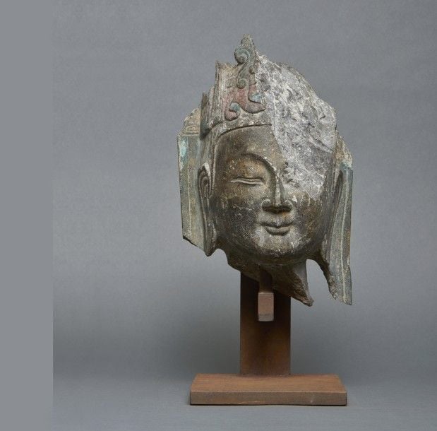 Sculpture en pierre représentant la tête de bouddh