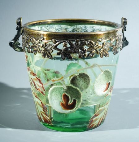Seau à glace en verre vert à décor émaillé de branche de marronnier; monture ajourée en métal argent