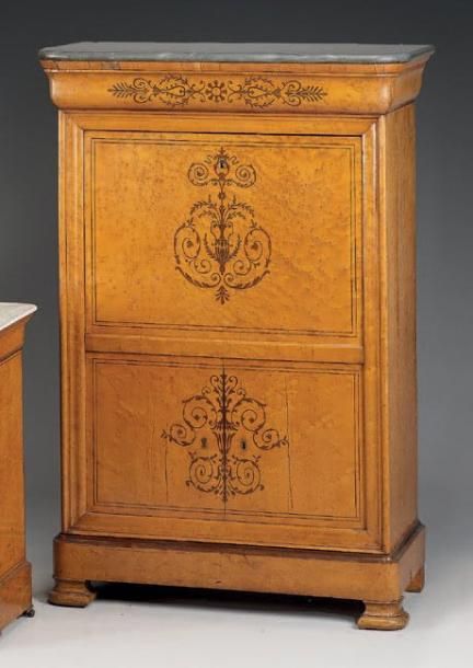 Secrétaire à doucine marqueté de rinceaux, vases à l'antique et palmettes en amarante sur un fond d'érable mouchet