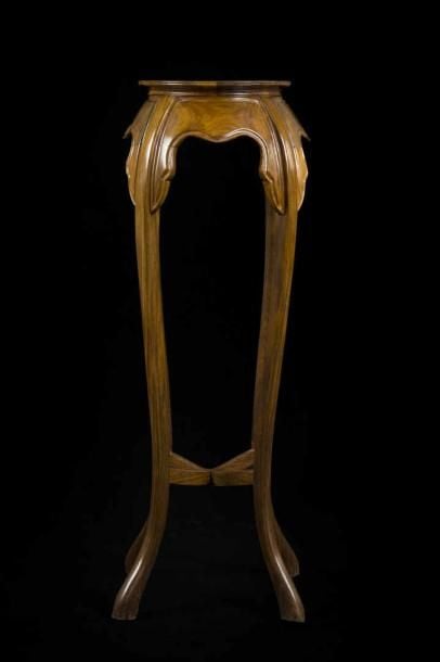 SELLETTE DE TEMPLE / PORTE BRULEUR-D'ENCENS EN BOIS° Chine du Sud ou Vietnam, Epoque fin du XIXe siècle Probablement en hévéa ("rubberwood" ou en Hongmu" / quelques fêles