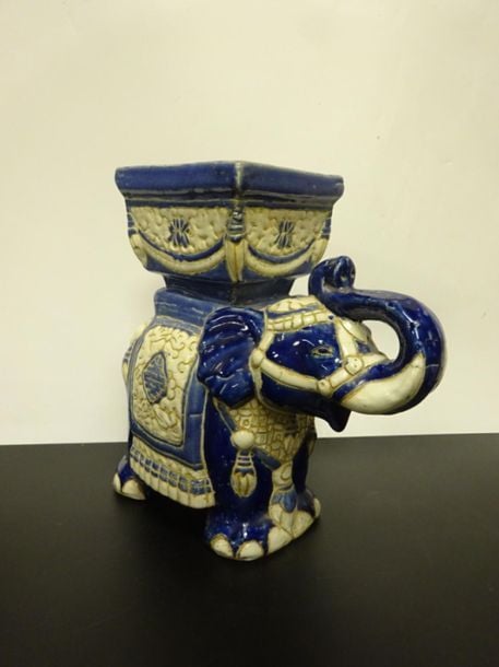 SELLETTE ELEPHANTIFORME / EN FORME D'ELEPHANT DANS LE GOUT DES GRES DE BIEN HOA