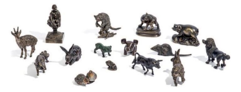 Sept bronzes de Vienne, un chien en bronze et un arlequin en bronz