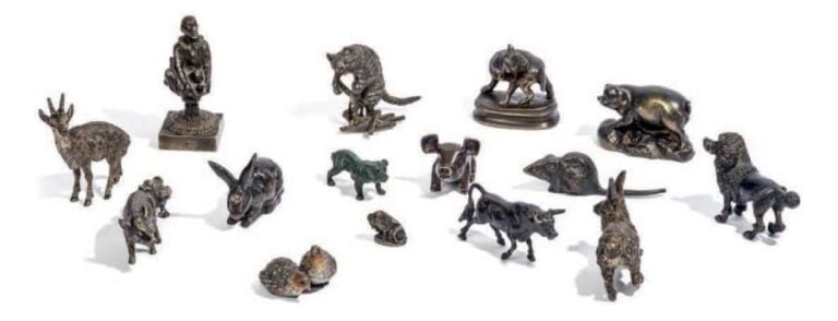 Sept bronzes de Vienne, un chien en bronze et un arlequin en bronz