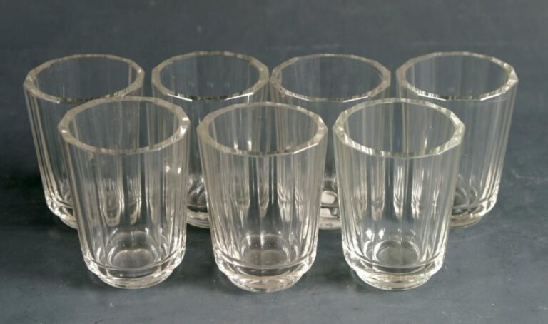 Sept verres à liqueur en cristal de Bohême taillé à côte plate