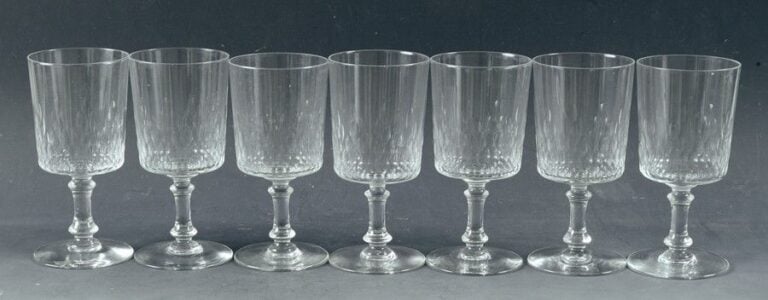 Sept verres à pied, modèle «Richelieu» en cristal taillé (égrenure à un pied