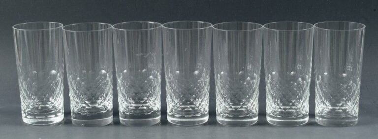 Sept verres long drink, modèle «Écailles», en cristal taill