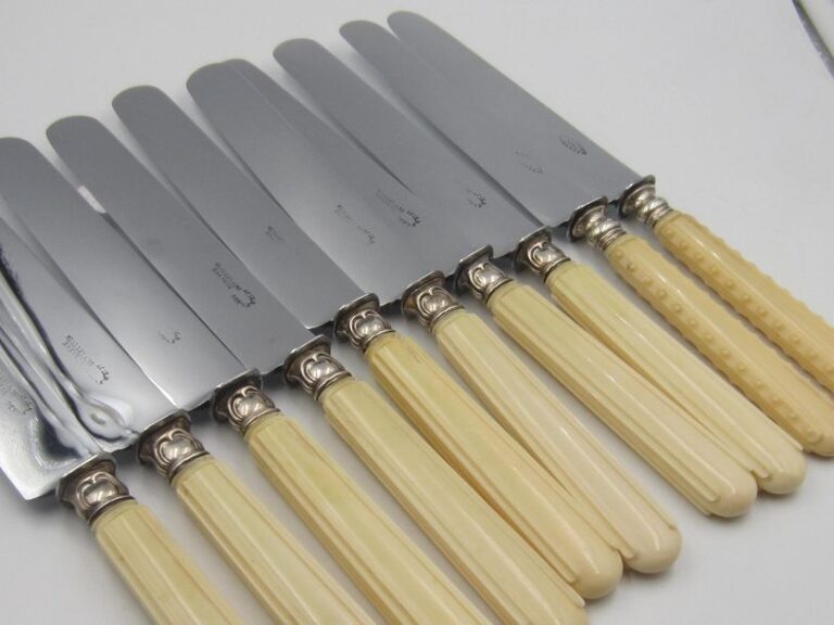 Série de 12 couteaux, manches en ivoire, lames en acier  et deux de modèle différent