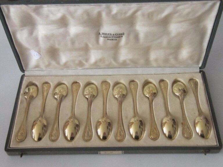Série de 12 cuillères à café en vermeil, de style Louis XV, motif de coquilles et nœuds de ruban, les spatules monogrammée