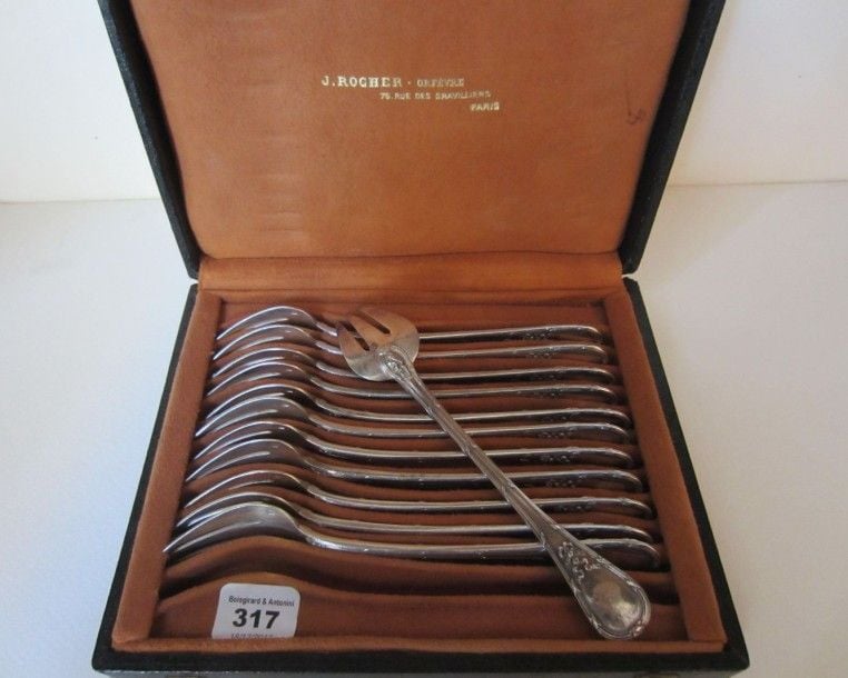 Série de 12 fourchettes à huîtres en argent à filets rubanés, agrafes de rubans noués et médaillons lisse