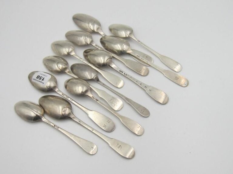 Série de 12 petites cuillères à café de modèles divers, certaines chiffrée