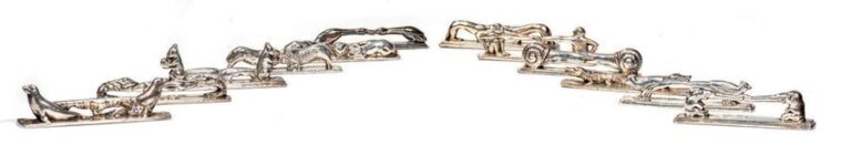 SÉRIE de 12 porte-couteaux à motifs animaliers en bronze argent