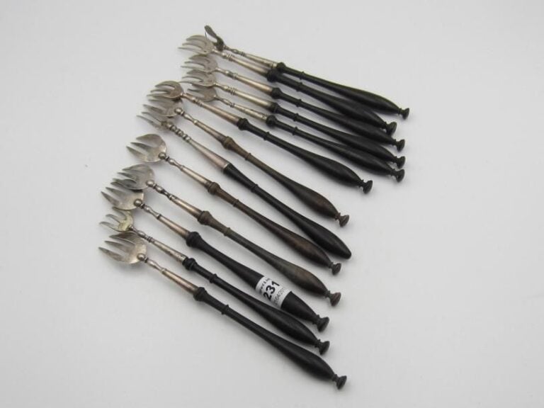Série de 13 fourchettes à huîtres en argent (minimum 800 ‰); manches en ébène