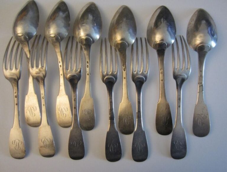Série de 6 grands couverts en argent uniplat, les spatules chiffrée