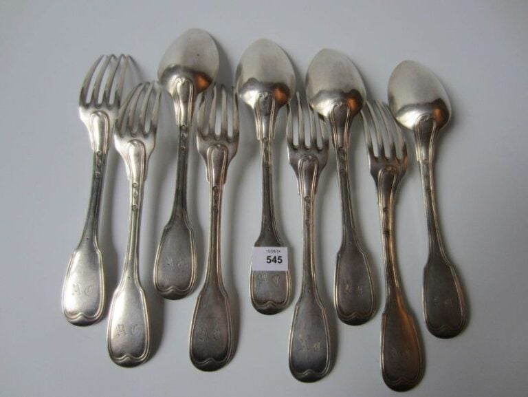 SÉRIE DE CINQ FOURCHETTES ET QUATRE CUILLERS en argent à filets, les spatules chiffrées A