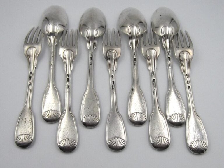 SÉRIE DE COUVERTS (5 cuillères et 4 fourchettes) en argent uniplat à coquille; armoirie