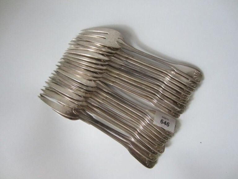SÉRIE DE DIX-HUIT FOURCHETTES À GÂTEAUX en argent, modèle filet coquill