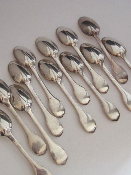 SÉRIE DE DOUZE CUILLÈRES À MOKA en argent uniplat, les cuillerons à queue de rat, la spatule piriforme se terminant en légère point