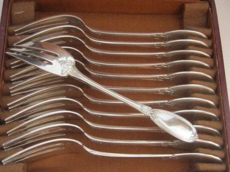 SÉRIE DE DOUZE FOURCHETTES À GÂTEAUX en argent, motif feuillag