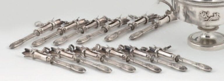 SÉRIE DE DOUZE MANCHES À CÔTELETTES en argent fourré à motif de fleurettes et guirlandes fleurie