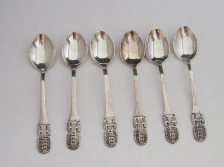 SÉRIE DE DOUZE PETITES CUILLÈRES en argent (925‰), la spatule à motif aztèqu