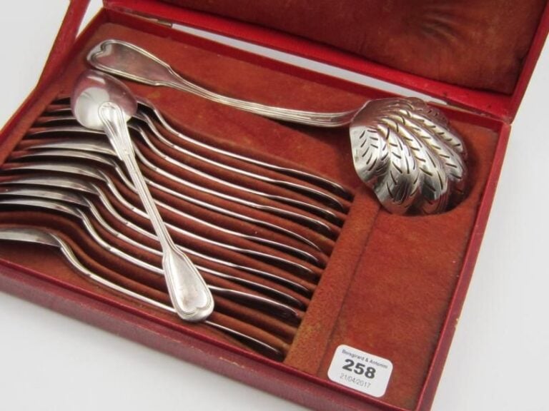 Série de douze petites cuillères en argent, modèle filet et une cuillère à sucr