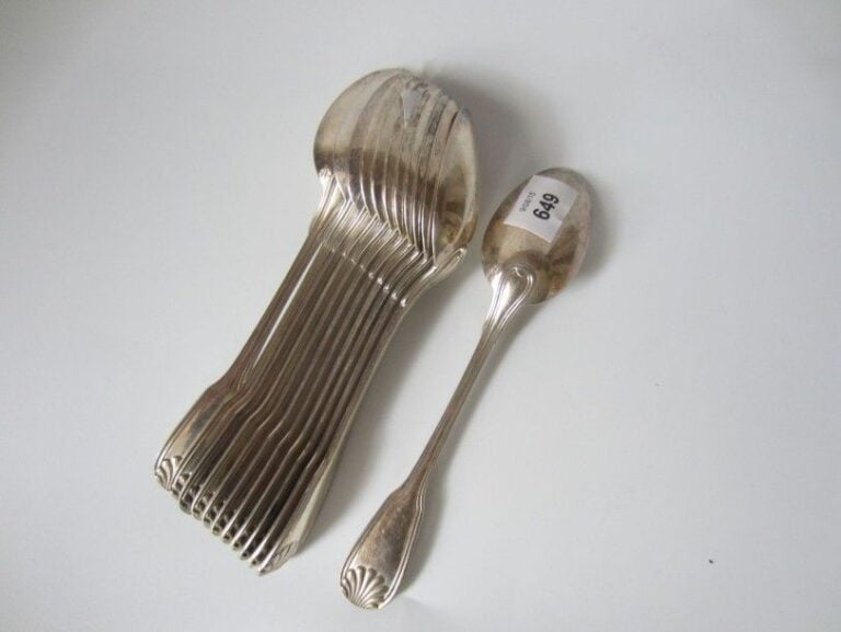 SÉRIE DE DOUZE PETITES CUILLÈRES en argent uni, filet et coquill