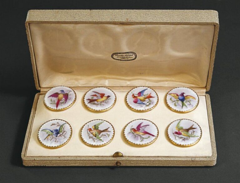 Série de huit boutons en porcelaine à décor d'oiseaux, émaux polychromes à fond blanc, présentés dans leur écrin d'origine à soie intérieure dénommée Camille Naudot, 10 rue Auber, Pari