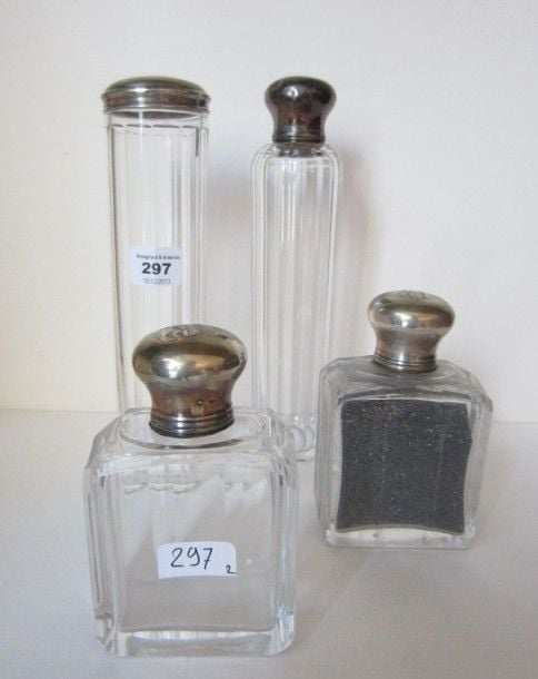 Série de quatre flacons de toilette en cristal cannelé, les bouchons en argent chiffrés P