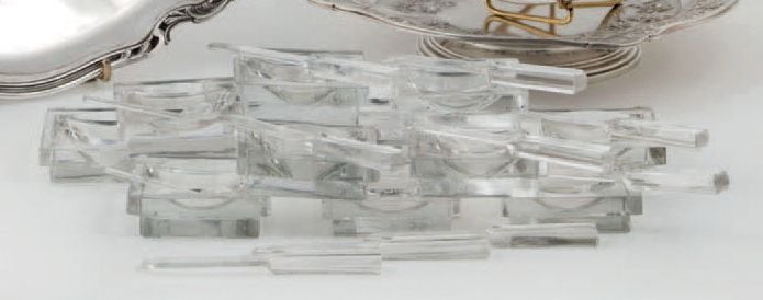 SÉRIE de six beurriers carrés et neuf couteaux en cristal dans un écrin signé GAY &PERRIN Paris