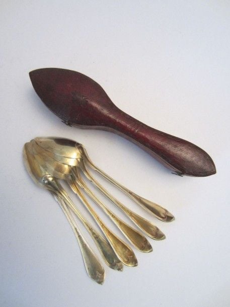 Série de six cuillers à dessert en vermeil à filets, les spatules chiffrées D Graff, Strasbourg 1819-38 Poids: 133 g dans un écrin à la forme